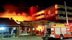 Chamas consumiram cerca de 30 comércios | Reprodução / Redes Sociais