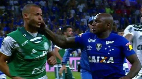 Sassá agride Mayke na semifinal da Copa do Brasil | Reprodução / Fox Sports