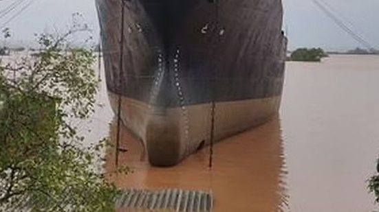 Navio foi parar ao lado de telhado do escritório por conta das enchentes | Estaleiro Colorado