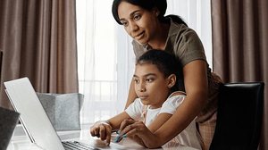 Salário é concedido a celetistas que possuem filhos de até 14 anos ou com algum tipo de deficiência | Xerpay Blog/Reprodução