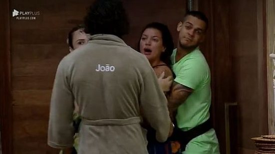 Imagem Gabi parte para cima de Nadja e é segurada por peões