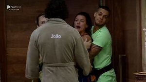 Imagem Gabi parte para cima de Nadja e é segurada por peões