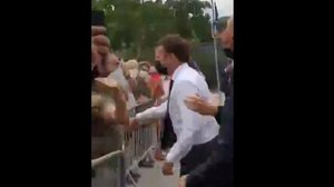 Imagem Macron leva tapa no rosto durante visita a cidade francesa