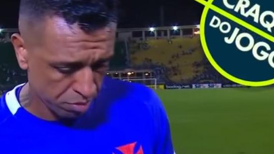 Chateado, Sidão pegou o troféu e deixou o Pacaembu | TV Globo/Reprodução