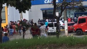 Imagem Vídeos: saque do auxílio emergencial gera filas quilométricas na capital e no interior