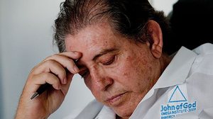 Imagem João de Deus cometia abuso depois dava presente à vítima, diz delegado