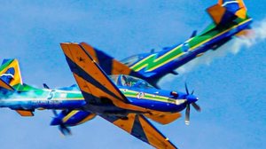 Aviões da Esquadrilha da Fumaça cruzam no ar durante manobra: Parece que irão bater, mas estão seguros | Foto: Alexandre Saconi/23.ago.2015