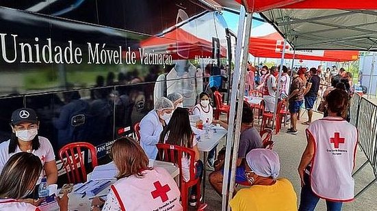 Para garantir a primeira, segunda ou terceira dose de vacina, o maceioense poderá procurar o veículo das 9h às 16h | Foto: Secom Maceió