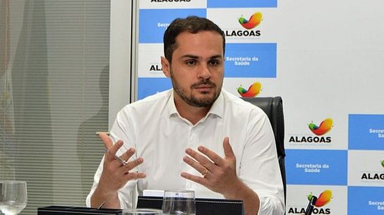 Secretário de Estado da Saúde, Alexandre Ayres, pede para que a população alagoana conclua o ciclo vacinal | Foto: Carla Cleto / Agência Alagoas