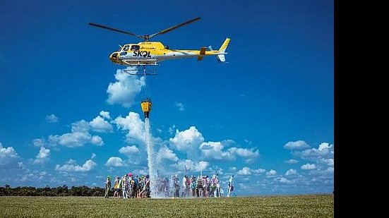 Imagem Marca de cerveja testa helicóptero que faz chover em aglomerações no Carnaval e vai dar cerveja pra quem ficar em casa