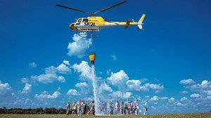 Imagem Marca de cerveja testa helicóptero que faz chover em aglomerações no Carnaval e vai dar cerveja pra quem ficar em casa