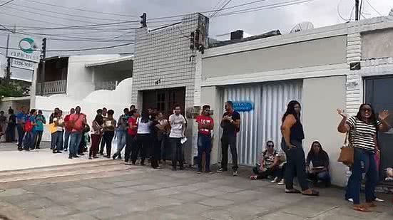 Centenas de pessoas formam fila para garantir vaga em feira | Reprodução / Vídeo