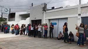 Centenas de pessoas formam fila para garantir vaga em feira | Reprodução / Vídeo