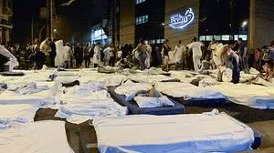 Leitos são improvisados na rua após incêndio que atinge o hospital | Folhapress