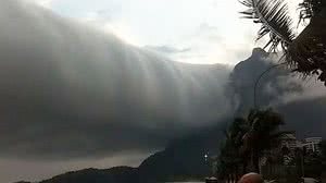 Imagem Nuvem de formato estranho assusta banhistas em praia no Rio; vídeo