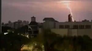 Raios iluminaram Porto Alegre antes da chegada do temporal | Foto: Reprodução / MetSul Meteorologia