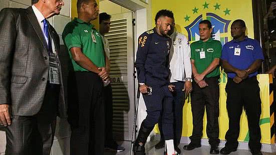 Neymar deixa o vestiário do estádio após contusão durante o amistoso entre as seleções do Brasil e Qatar | Andre Coelho/Folhapress