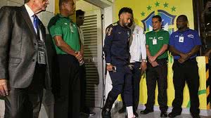 Neymar deixa o vestiário do estádio após contusão durante o amistoso entre as seleções do Brasil e Qatar | Andre Coelho/Folhapress