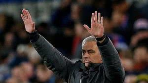 Imagem Mourinho 'deixa de ser especial' e corre risco de perder emprego no United