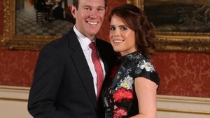 Princesa Eugenie e Jack Brooksbank, em foto oficial no Palácio de Buckingham | Reprodução/Divulgação