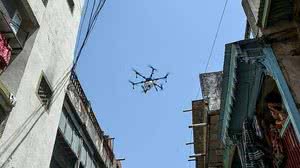 Drones para limpar as ruas de cidades indianas foram utilizados neste período | AFP