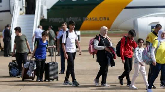 Voo com brasileiros repatriados da Cisjordânia pousa em Brasília | Foto: Marcelo Camarco / Agência Brasil