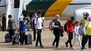 Voo com brasileiros repatriados da Cisjordânia pousa em Brasília | Foto: Marcelo Camarco / Agência Brasil