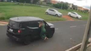 Imagem Vídeo: mulher tenta fugir com cosméticos e arrasta vendedora pela janela do carro