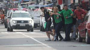 Assaltantes usam reféns como escudo humano em Manaus | Junio Matos/A Crítica