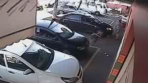 Imagem Vídeo: morador de rua sobrevive após carro passar por cima da cabeça em SP