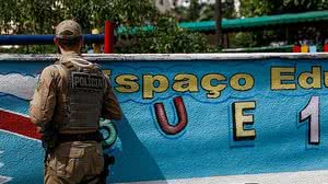 Policial militar na creche onde houve ataque em Blumenau. | Foto: Tiago Ghizoni/NSC