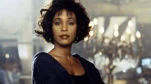 Na trama, a popstar Rachel Marron (Whitney Houston) é ameaçada de morte e contrata Frank Farmer (Kevin Costner), ex-agente do Serviço Secreto como segurança pessoal. | Foto: Reprodução