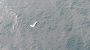 Banco no mar que pode pertencer ao bimotor foi localizado pela operação de busca e salvamento da Força Aérea Brasileira | Reprodução