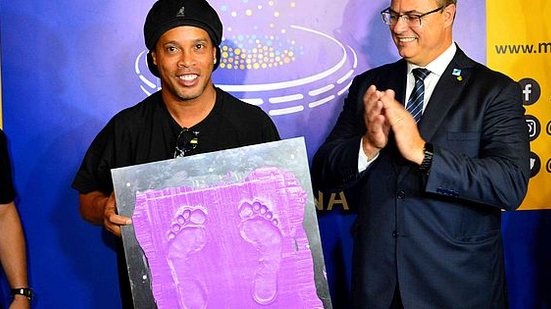 Ronaldinho Gaúcho na calçada da fama | AM Press & Images/Folhapress