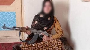 Foto da jovem afegã segurando um fuzil viralizou nos últimos dias | Reprodução