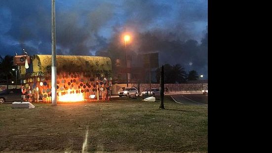Imagem Princípio de incêndio em monumento do bumba-meu-boi mobiliza bombeiros