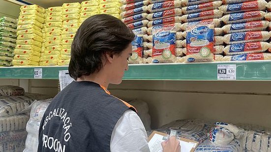 Equipes de fiscalização percorreram oito estabelecimentos da capital. | Foto: Cortesia / Procon Maceió