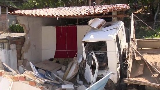 Caminhão derruba poste, bate em carro e invade casa no Benedito Bentes | Reprodução / TV Pajuçara