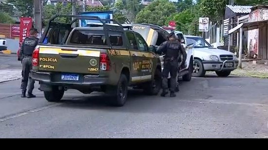 Cerco policial ao imóvel, em Novo Hamburgo (RS), começou na noite desta terça-feira após uma denúncia contra o suspeito, que matinha os pais em cárcere privado e reagiu à chegada de PMs com tiros. | Foto: Reprodução / TV Globo