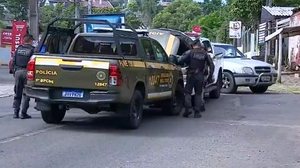 Cerco policial ao imóvel, em Novo Hamburgo (RS), começou na noite desta terça-feira após uma denúncia contra o suspeito, que matinha os pais em cárcere privado e reagiu à chegada de PMs com tiros. | Foto: Reprodução / TV Globo