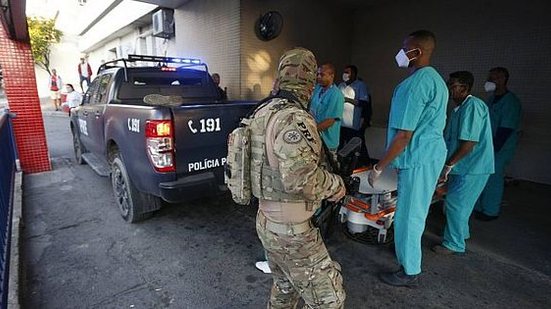Feridos durante operação policial | Foto: Fabiano Rocha / Agência O Globo