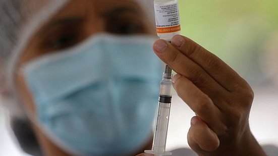 Em Alagoas, o plano de vacinação já contempla a dose de reforço, a chamada 3ª dose, para pessoas a partir de 18 anos com quatro meses completos após a 2ª dose | Foto: Tânia Rêgo / Agência Brasil