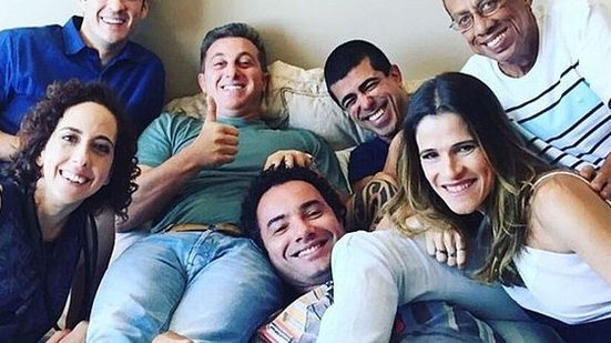 Imagem Fãs questionam Huck sobre foto com humorista acusado de assédio. "Vai apagar também?"