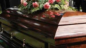 Imagem Mulher supostamente alcoolizada invade velório, conta segredos do morto e acaba presa