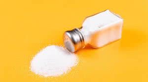 No Brasil, de acordo com dados do Ministério da Saúde, o consumo médio de sal pela população está acima do recomendado pela Organização Mundial da Saúde | Foto: Freepik