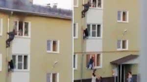 Imagem Homens escalam prédio para salvar crianças de incêndio na Rússia; vídeo