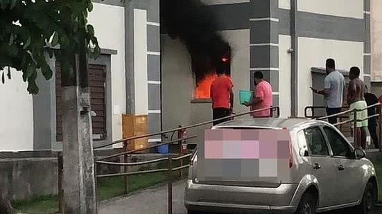 O TNH1 recebeu imagem do local, que mostra o térreo de uma das torres em chamas, enquanto moradores tentar conter o fogo com baldes d'água | Cortesia ao TNH1