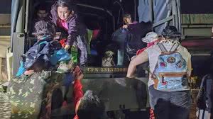 Família foi içada do telhado da casa na região de Mathias Velho | Foto: Marinha do Brasil