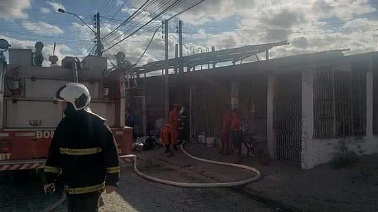 Ocorrência em Arapiraca mobilizou 10 bombeiros para debelar o fogo e fazer o rescaldo do ambiente | Foto: Cortesia / Ascom Bombeiros