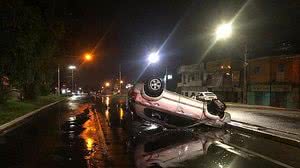 Motorista teria perdido o controle do Tucson, que capotou na altura do km 3. Segundo a BM, homem apresentava sinais de embriaguez e foi preso em flagrante | Foto: CRBM Viamão / Divulgação